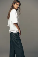 Camiseta blanca de algodón, corte boxy fit, cuello redondo, manga corta y etiqueta contrastante en la espalda.