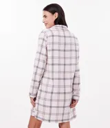 Camisón corto en franela cuadrillé blanca con gris y rosa, con cuello solapa, manga larga, abotonado frontal, bolsillo frontal y detalle de vivo contrastante.