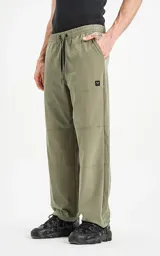 Pantalón largo color verde militar, de corte recto y estilo cargo, con cintura elástica ajustable con cordón, bolsillos laterales y puños elásticos.