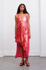 Vestido midi con lentejuelas color rosa y rojo, con escote en V y tirantes finos.