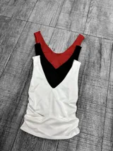 Musculosa ajustada al cuerpo con escote en V.