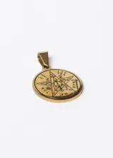 Dije redondo dorado con el símbolo del Tetragramatón grabado en el centro.
