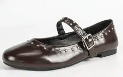 Balerinas color borgoña con puntera cuadrada y tira cruzada con hebilla y ojales metálicos.