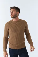 Sweater de punto color tostado, con escote redondo y manga larga, tejido en algodón.