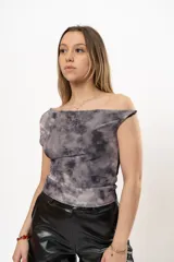 Top de tul estampado en tonos grises, con hombros descubiertos y corte ajustado.