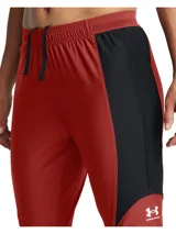 Pantalón deportivo Under Armour Challenger Pro para mujer, color ladrillo con paneles laterales negros y logo blanco.