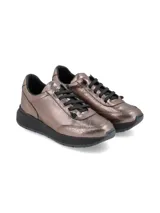 Zapatillas deportivas color bronce con cordones negros y suela negra.