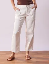 Pantalón jean wide leg color blanco, marca Zac & Rachel. Tiro alto, pretina con pasadores, botón y cierre. Bolsillos en delantera y trasera.