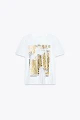 Camiseta blanca de algodón con cuello redondo, manga corta y estampado metalizado abstracto en el frente.