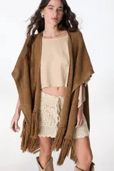 Ruana color marrón de tejido de punto calado con flecos en el borde inferior.