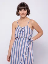 Top de algodón con estampado a rayas en colores azul y rojo, con detalle anudado en el escote y tirantes regulables.