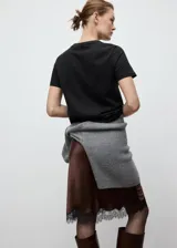 Camiseta de manga corta y cuello redondo, de corte recto, confeccionada en algodón orgánico.