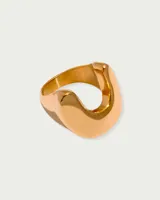 Anillo dorado de acero quirúrgico hipoalergénico con baño en oro 18K, de diseño moderno y minimalista.