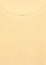 Remera amarilla de lino, de manga corta y corte recto, con cuello redondo.