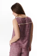 Musculosa celeste de lino con cuello redondo y corte recto.