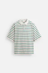 Polo de hombre corte relaxed fit, con cuello solapa y cierre frontal de botonadura. Diseño a rayas horizontales color verde sobre fondo blanco.