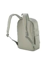 Mochila negra de poliéster con un bolsillo frontal y logo de la marca en la parte inferior.