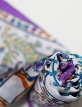 Bandana de satén estampado con diseño abstracto multicolor, marca Barrington.