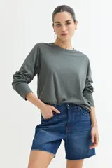 Remera manga larga color gris oscuro, de corte recto y cuello redondo.