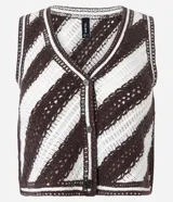 Chaleco de punto con escote en V, rayas diagonales en color marrón y blanco, textura de puntos abiertos y abotonado delantero. Confeccionado con algodón de certificado BCI.