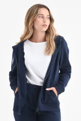 Campera deportiva con capucha y cierre frontal, de tejido afelpado color azul marino.