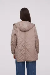 Campera negra acolchada con capucha, cierre frontal con botones a presión y bolsillos laterales con solapa.