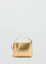 Bolso mini tipo shopper color dorado metalizado, con doble asa de mano y correa larga ajustable y extraíble.