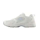 Championes urbanos New Balance modelo U530, color blanco con detalles en celeste y gris, confeccionados en malla y cuero sintético, con logo "N" característico en los laterales y entresuela ABZORB.