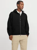 Campera negra de nylon con capucha, cierre frontal con cremallera, bolsillos delanteros y puños de canalé.