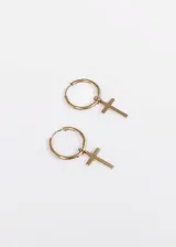 Par de aros dorados tipo argolla con dije de cruz colgante.