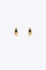 Par de aros dorados tipo earcuff con forma de aro doble. Cierre con tuerca.