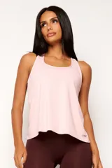 Musculosa celeste de corte holgado, con espalda deportiva y logo estampado en el lateral inferior.