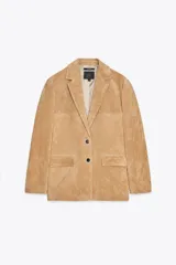 Blazer color camel confeccionada en piel de ante 100%. Diseño clásico con cuello solapa, escote pico, manga larga, bolsillos con solapa en delantero, forro interior combinado, bajo con abertura en espalda y cierre frontal con botones.