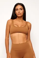 Top deportivo color marrón, con escote cuadrado y breteles anchos.