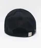 Gorro negro de algodón con visera curva y ajuste trasero.