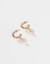 Aros dorados tipo argolla con dije de corazón de cuarzo rosa, estrella dorada con incrustaciones de perlas sintéticas y perla colgante.
