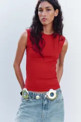 Top de manga sisa color marrón oscuro, con cuello redondo y corte ajustado.