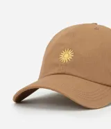 Gorra color marrón claro de sarga con asa curva, ajuste trasero y bordado de un sol amarillo en el frente.
