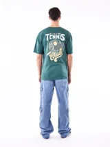 Remera blanca de corte oversized con logo pequeño estampado en el pecho.