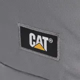 Bolso cruzado Caterpillar modelo Shoulder Bag, color gris medio, con correa ajustable negra y compartimento principal con cierre vertical. Presenta el logo CAT en la parte inferior frontal y una etiqueta amarilla con el nombre CATERPILLAR en el lateral.