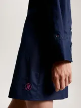 Vestido camisero azul marino de corte evasé, con cuello en V, manga larga y cierre frontal con botones.