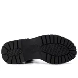 Sandalias negras con plataforma y suela track. Tiras anchas con textura símil cuero de cocodrilo y hebilla metálica ajustable en el tobillo.