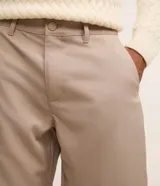 Bermuda masculina color beige confeccionada en sarga, de corte recto, con cintura con trabilla, cierre tradicional y bolsillos laterales y traseros.