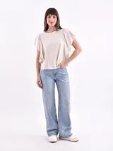 Remera blanca de mangas cortas con volados.