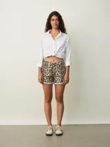 Short de jean negro con terminaciones desflecadas.