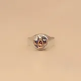 Anillo de plata 925 y oro 9k con diseño de cruz y detalles en oro.