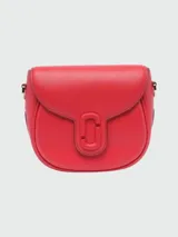 Bandolera Marc Jacobs modelo The Covered J Marc Saddle Bag, color rojo, con solapa y cierre magnético con logo de la marca en el frente. Incluye correa de cuero ajustable y extraíble.