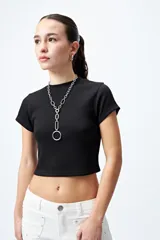 Remera corta negra de tejido de punto acanalado, con cuello redondo y mangas cortas.