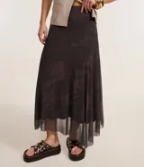 Pollera midi de tule con estampa manchada y bajo asimétrico.