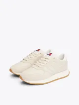 Zapatillas Tommy Jeans de estilo retro, color crema, con exterior de ante, interior de poliéster y suela de EVA.